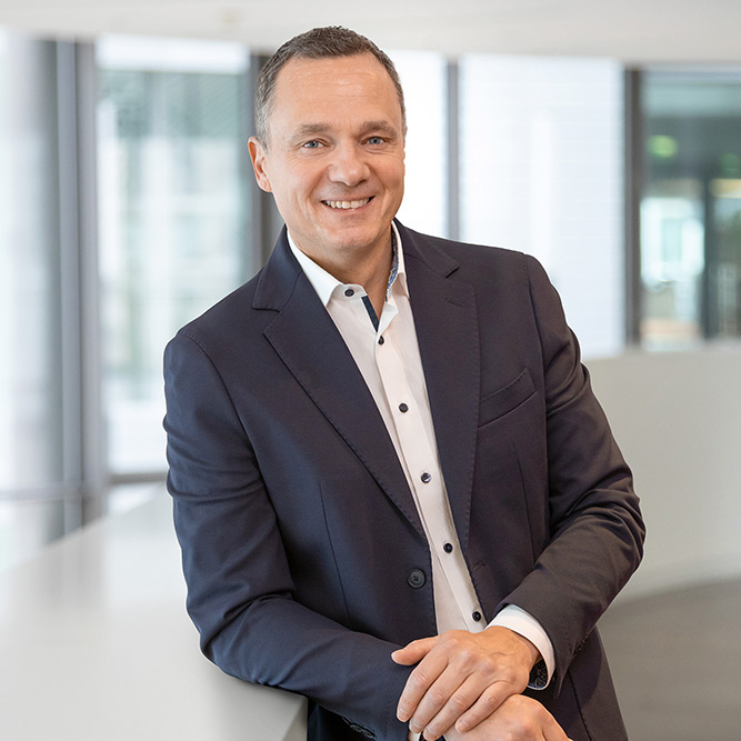 Vorsitzender des Vorstands (CEO) Dr. Axel Tome